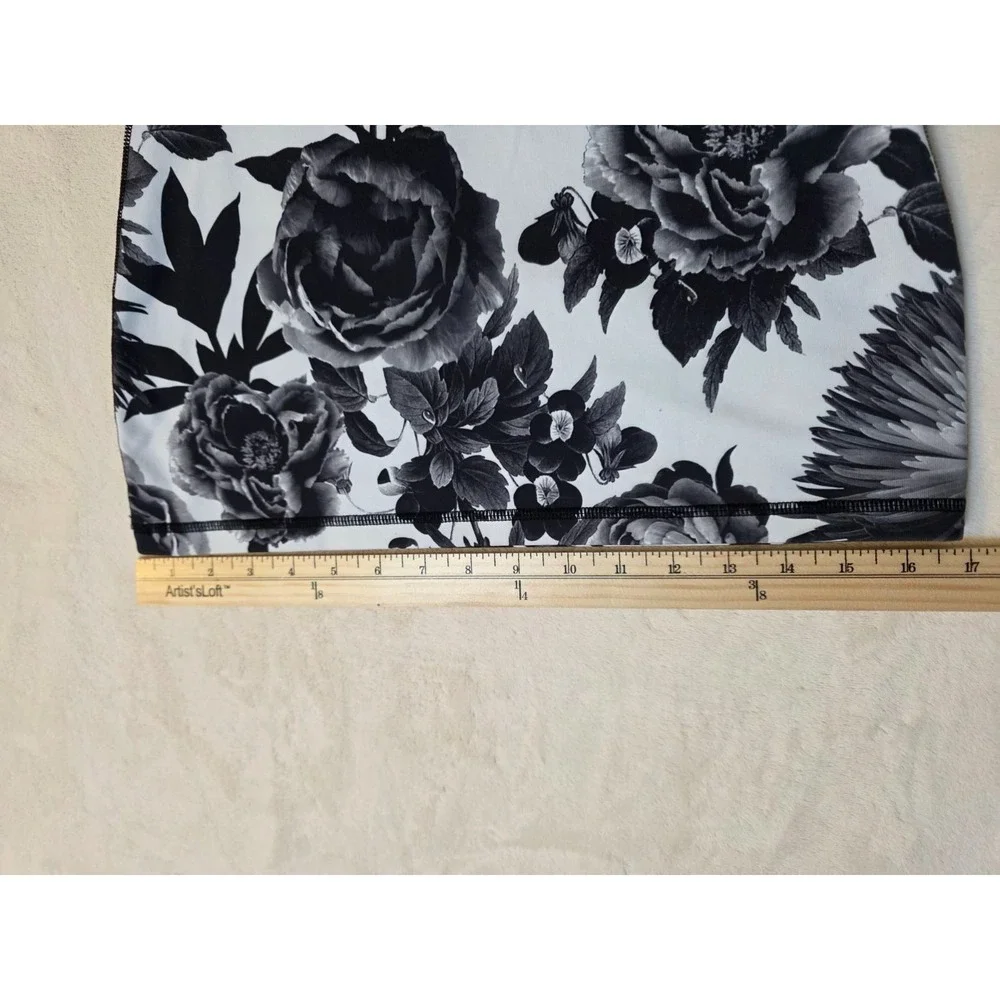 Lululemon Women's‎ Top Size 4 White Black Cool Racerback Brisk Bloom Yoga Floral